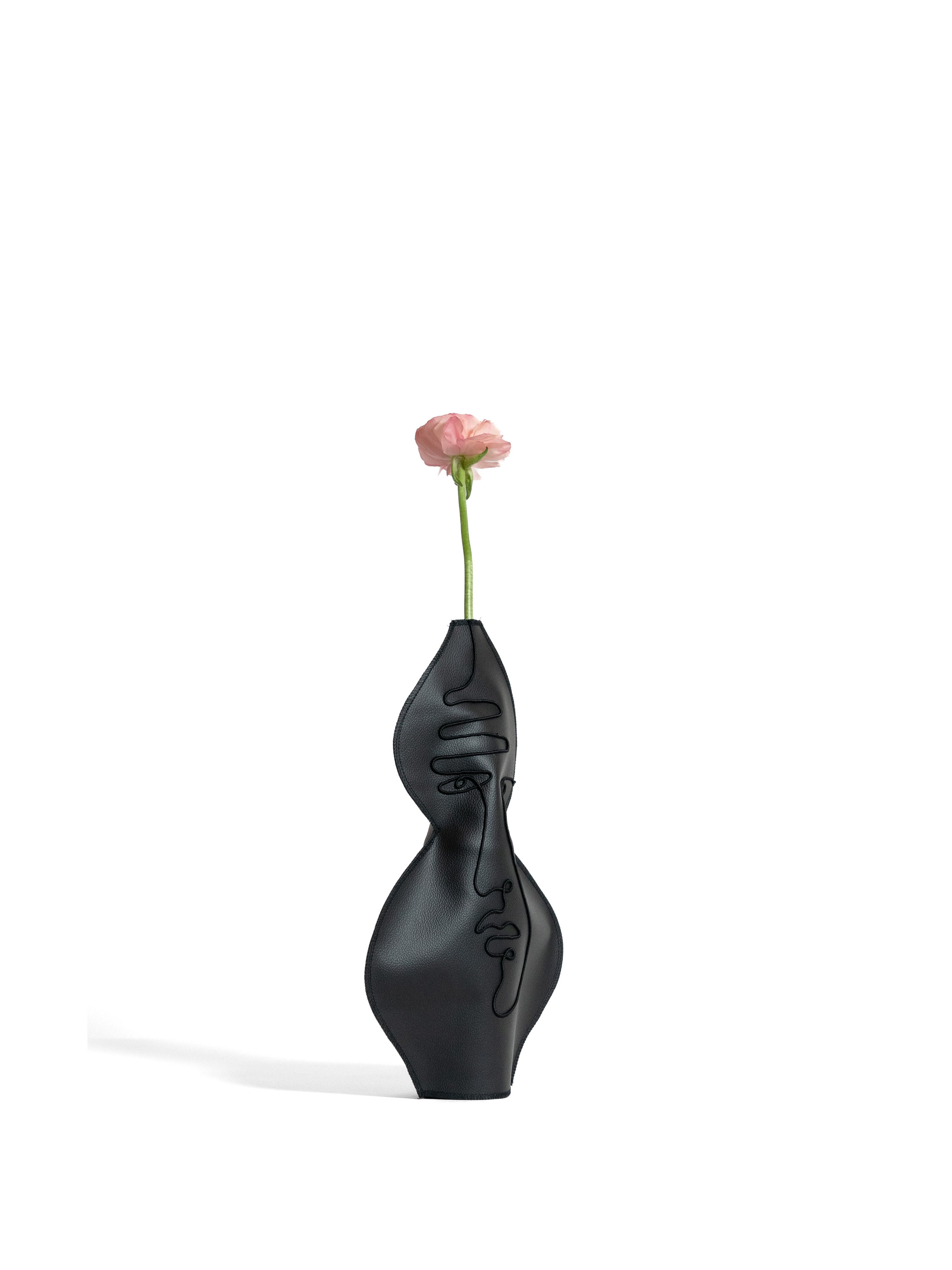 The Curved Face Vase - Black